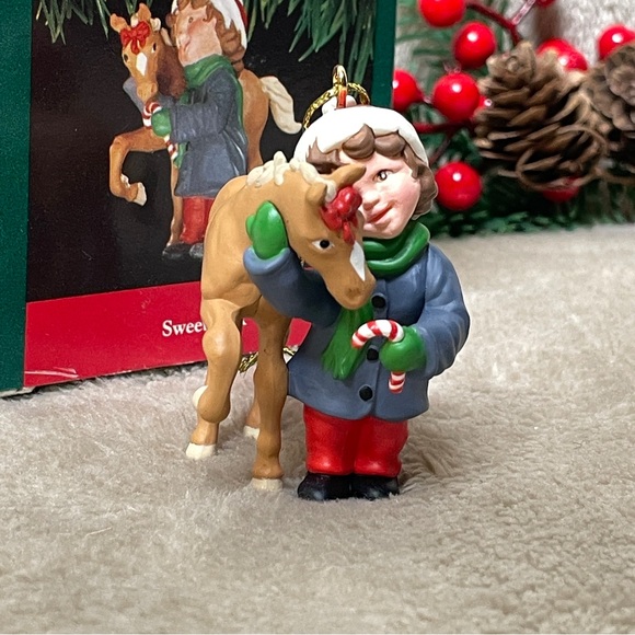 Keepsake ornament Sweet talk a foal and a boy - Picture 1 of 11